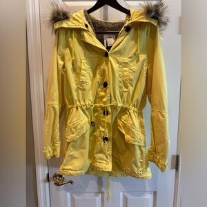 Gap Women’s Lined Parka with Faux Fur Trimmed Hood Medium NWT Yellow